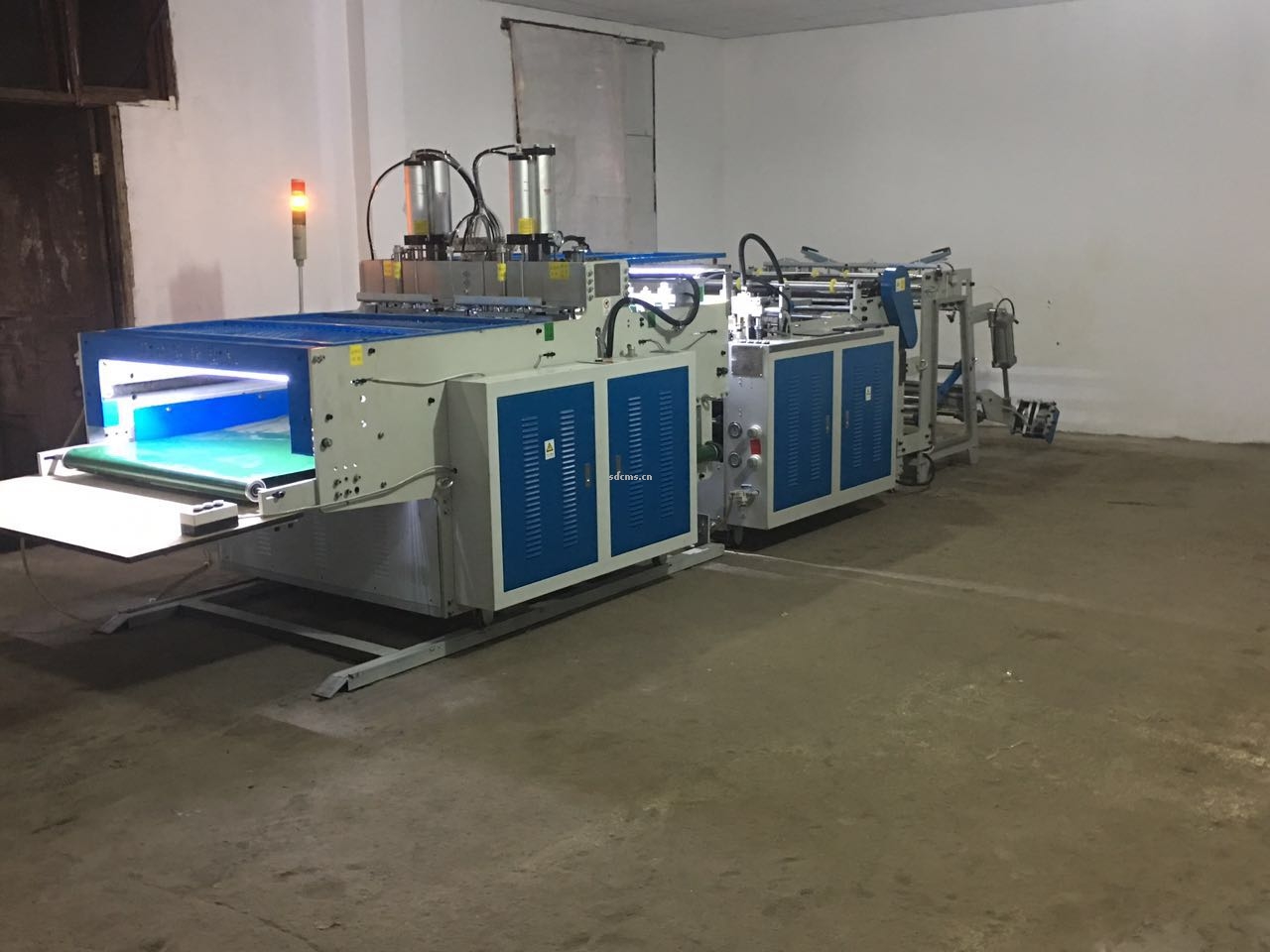 超高速制袋機 超市購物袋制袋機一、特點：本機以HDPE、LDPE筒膜為原料，是制作超市袋、背心袋、馬甲袋、市場袋的理想設備，本機具有節省人工、降低成本、一次成型、故障率低、產量高等特點，良好性能的色標跟蹤儀，使封切長度更準確，誤差更小。采用先進的電腦，長度調整方便，精確。