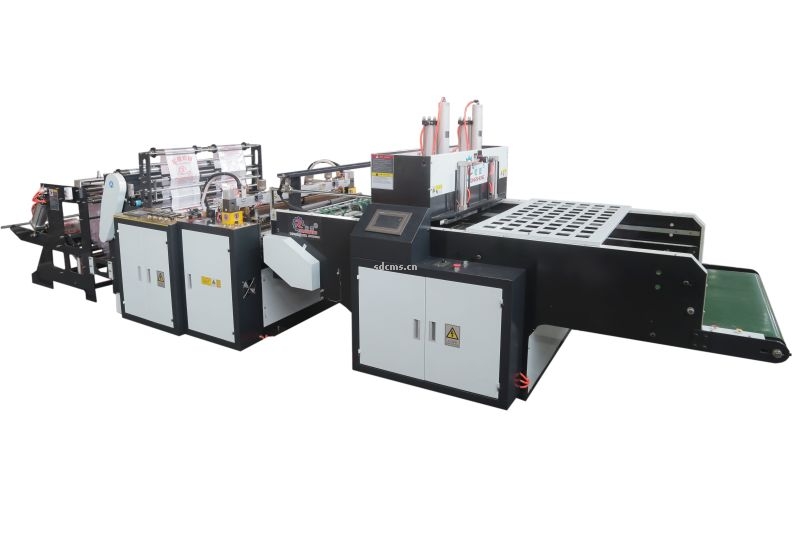 超高速制袋機 超市購物袋制袋機一、特點：本機以HDPE、LDPE筒膜為原料，是制作超市袋、背心袋、馬甲袋、市場袋的理想設備，本機具有節省人工、降低成本、一次成型、故障率低、產量高等特點，良好性能的色標跟蹤儀，使封切長度更準確，誤差更小。采用先進的電腦，長度調整方便，精確。